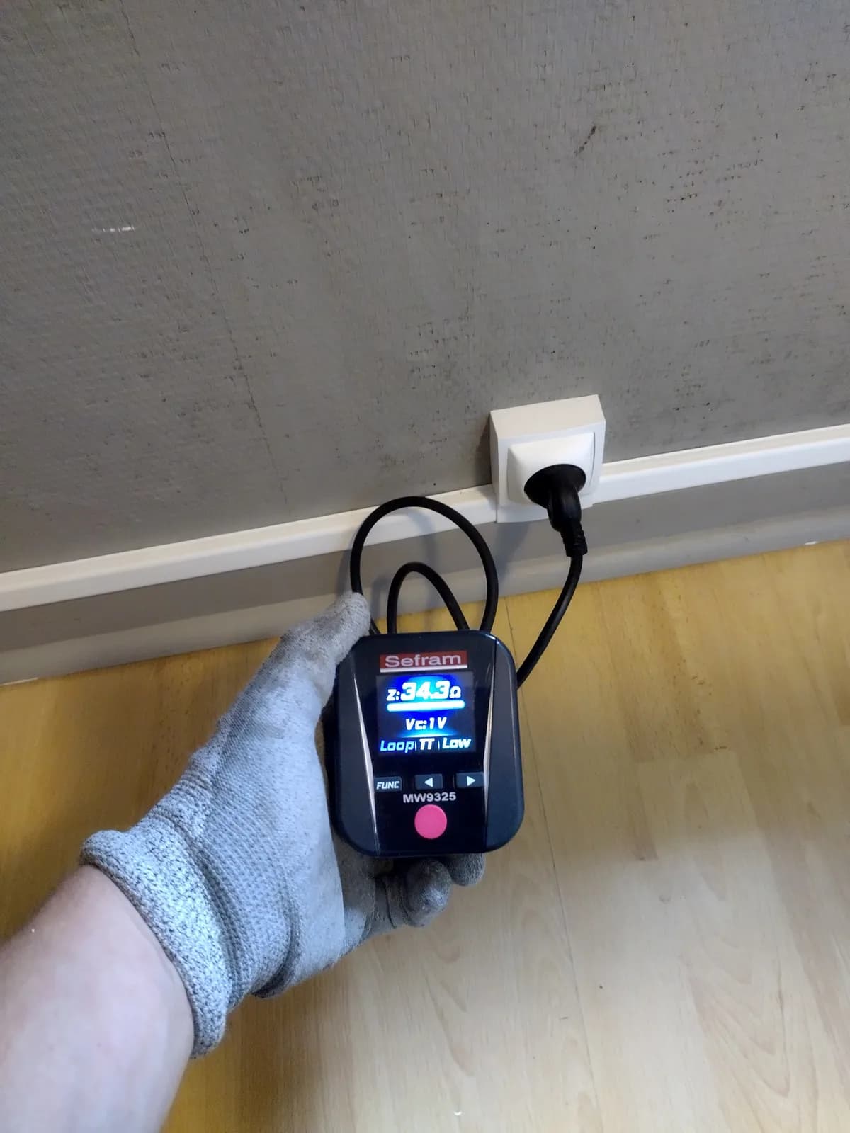Contrôle d'une prise de courant au testeur d'installation