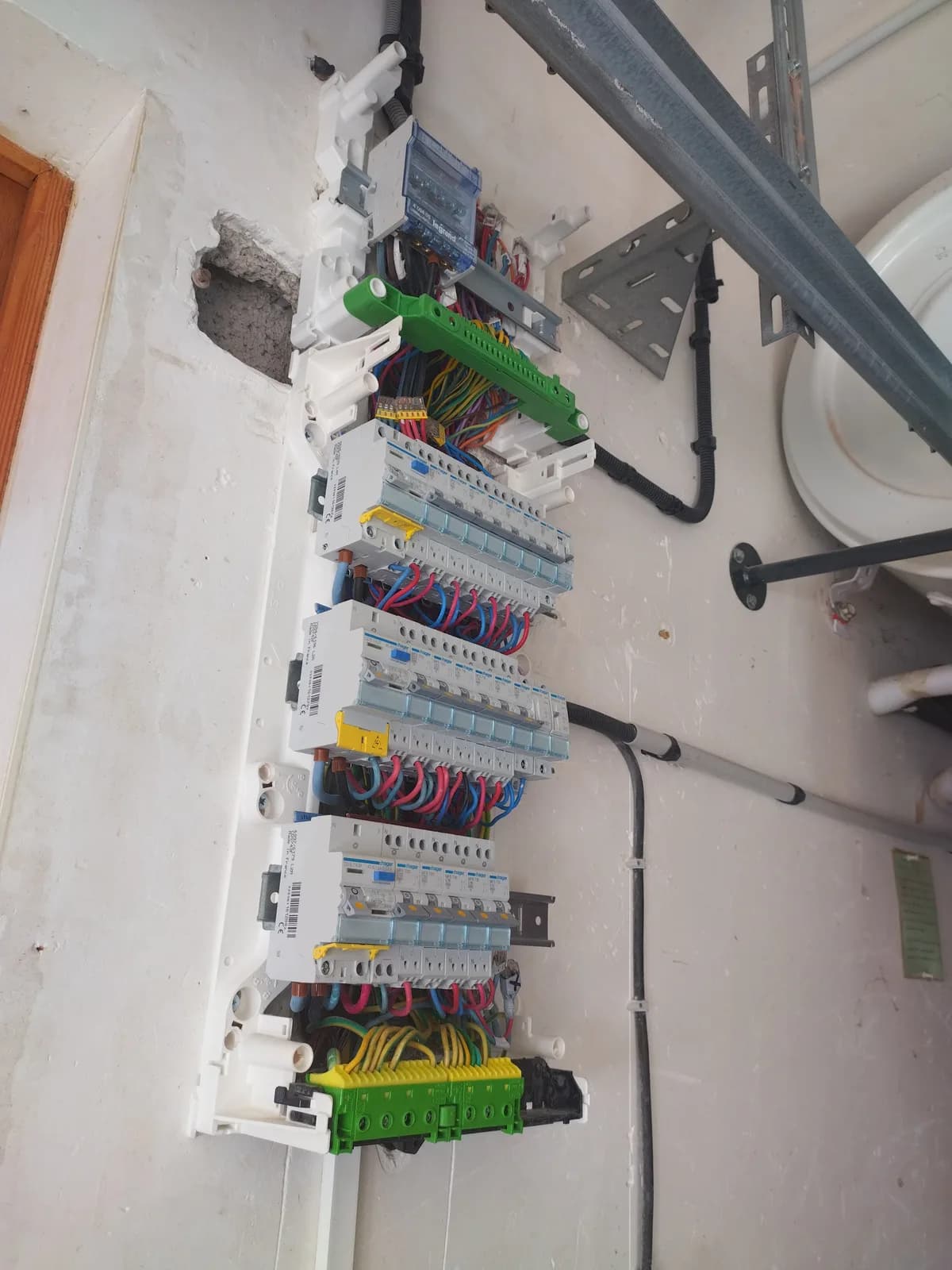 Câblage d'un tableau électrique en cours d'installation